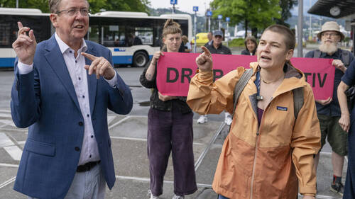 Des manifestants pour le climat surprennent Albert Rösti à Lucerne