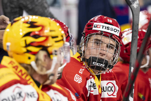 Jonah Neuenschwander (EHCB), rechts, diskutiert auf der Bank mit Teamkollegen, im Spiel der Eishockey National League zwischen EHC Biel-Bienne, EHCB, und HC Ambri-Piotta, HCAP, vom Dienstag, 22. September 2026 in Tissot Arena in Biel. (KEYSTONE/Alessandro della Valle)