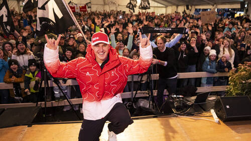 Le champion olympique Franjo von Allmen reçu chez lui à Boltigen