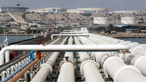 Des médias iraniens font état d'explosions vers de l'île de Kharg
