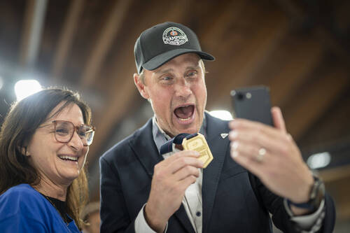 Head Coach Roger Roennberg (HCFG) feiert den Meistertitel nach dem Sieg gegen Davos in der Verlaengerung im siebten Eishockey Playoff Finalspiel der National League zwischen HC Davos (HCD) und HC Fribourg-Gotteron (HCFG), am Donnerstag, 30. April 2026, in der zondacrypto-Arena in Davos. (KEYSTONE/Andreas Becker)