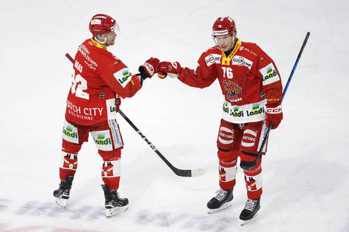Jere Sallinen (EHCB), rechts, jubelt mit Teamkollege Gaetan Haas (EHCB) nach dem Tor zum 3-1 im Eishockey Meisterschaftsspiel der National League zwischen dem EHC Biel und dem EHC Kloten am Dienstag, 25. November 2025, in der Tissot Arena in Biel. (KEYSTONE/Peter Klaunzer)