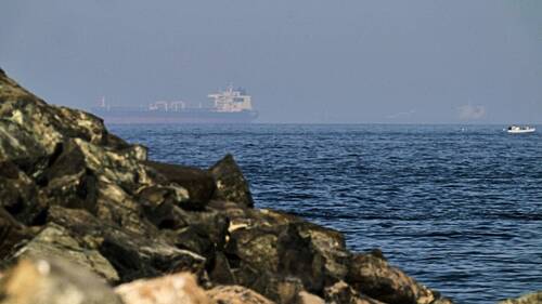 Un pétrolier touché par un "projectile inconnu" au large d'Oman