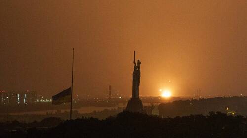 Kiev attaquée par des missiles russes: des explosions entendues