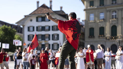 La diaspora albanaise manifeste à Berne contre la corruption