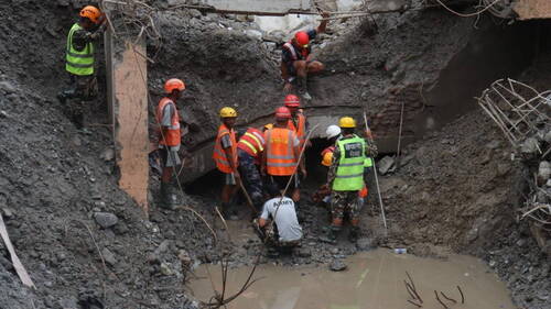 Crue au Népal: deux ouvriers extraits vivants d'un tunnel