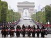 Macron commémore le 8 mai sur des Champs-Elysées quasi-vides