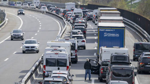 Au moins 15 km de bouchons pascals devant le tunnel du Gothard