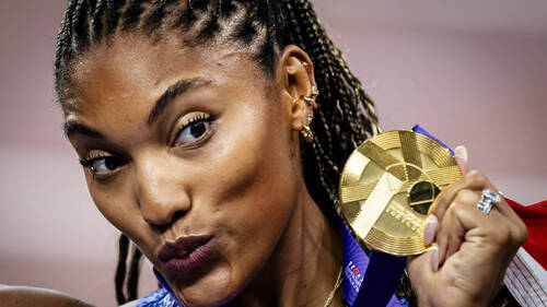 La championne olympique Davis-Woodhall met fin à sa saison