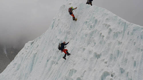Un grimpeur disparu dans l'Everest retrouvé vivant six jours après