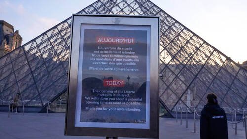 Louvre: le musée n'a pas ouvert ses portes lundi matin