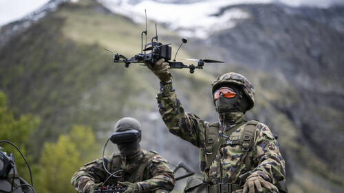 L'armée suisse poursuit les essais sur le terrain de minidrones