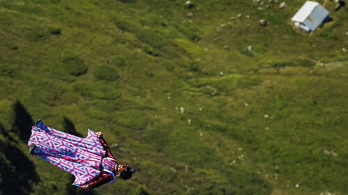 Un adepte de wingsuit se tue près de Vättis SG