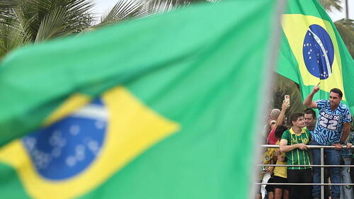 Sondages: Flavio Bolsonaro devance Lula à la veille du second tour