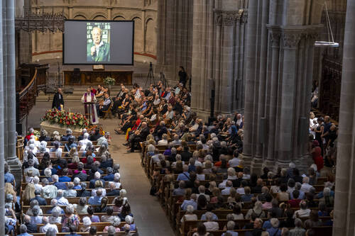 Le cercueil et une photo du sociologue genevois et ancien conseiller national Jean Ziegler, est photographie, lors d'une ceremonie d'adieu a la Cathedrale St-Pierre, ce jeudi 18 juin 2026 a Geneve. (KEYSTONE/Martial Trezzini)