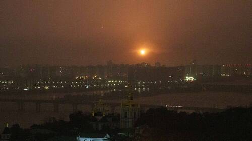 Ukraine: au moins 15 morts dans une attaque russe à Kiev