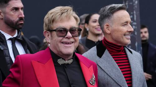 Elton John accuse le Daily Mail d'atteintes à sa vie privée