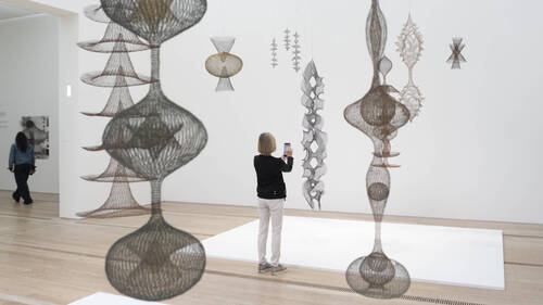L'oeuvre de Ruth Asawa présentée à la Fondation Beyeler