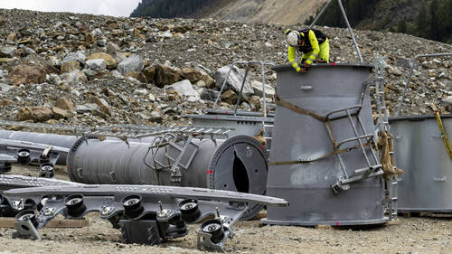 Blatten: transport des trois pylônes du téléphérique provisoire