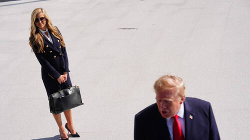 La porte-parole de Trump prend la porte après cinq jours