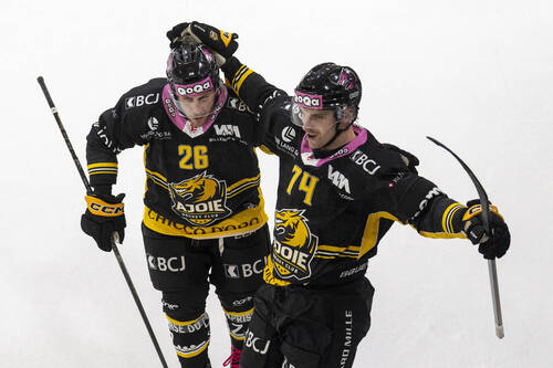 Kevin Fey (HCA), links, und Julius Naettinen (HCA) feiern den Treffer zum 5-3 im Spiel der Eishockey National League zwischen HC Ajoie, HCA, und HC Lugano, HCL, vom Sonntag, 4. Oktober 2026 in Raiffeisen Arena in Pruntrut. (KEYSTONE/Peter Schneider)