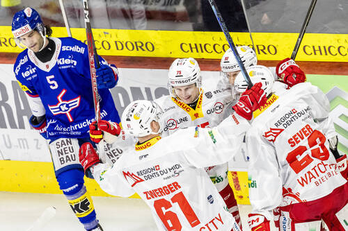 Gaetan Haas (EHCB), 2. rechts, jubelt mit Teamkollegen nach seinem Tor zum 0:2 im Eishockeyspiel der National League zwischen dem EHC Kloten und dem EHC Biel-Bienne, EHCB, am Donnerstag, 24. September 2026 in der Swiss Arena in Kloten. (KEYSTONE/Michael Buholzer)