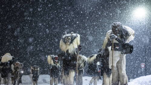 Un défilé des Tschäggättä marqué par l'éboulement de Blatten (VS)