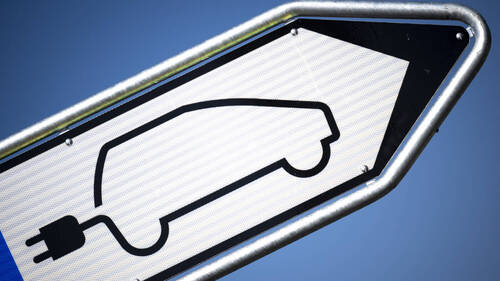 Voitures neuves: les électriques progressent à nouveau