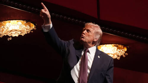 Trump qualifie Alex Pretti d'"agitateur" et "peut-être insurgé"