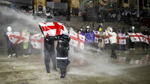 Géorgie: canon à eau et gaz lacrymogène au 6e soir de manifestation