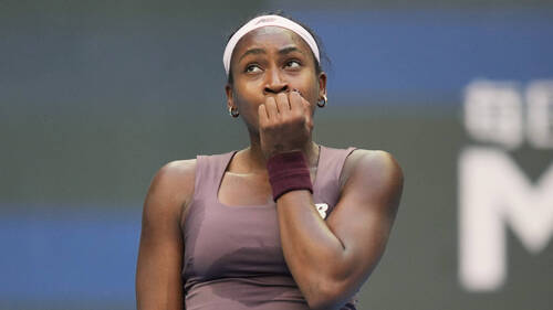 Gauff méconnaissable, Swiatek file en quarts