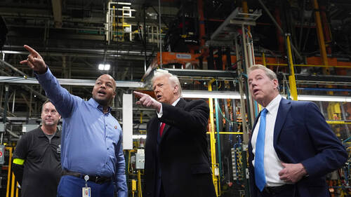 Trump filmé faisant un doigt d'honneur pendant une visite d'usine