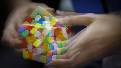 Une Chinoise de six ans établit un record du monde du Rubik's Cube