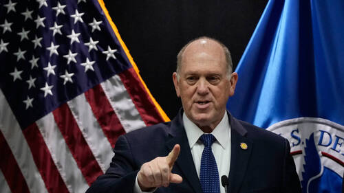 Minneapolis: retrait "immédiat" de 700 policiers de l'immigration