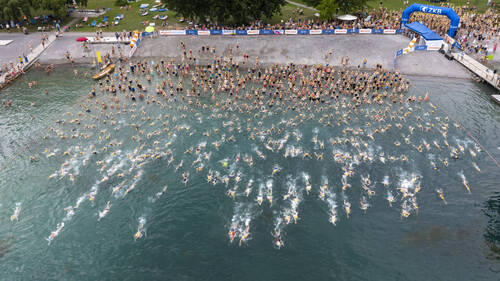Plus de 9000 passionnés ont traversé le lac de Zurich à la nage