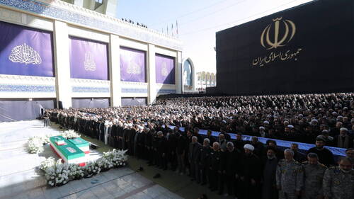 A Téhéran, grande prière pour les funérailles de Khamenei
