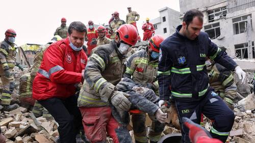 En pleine rue à Téhéran, des dirigeants défient les bombardements