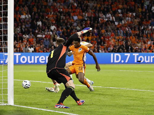 Les Pays-Bas et l'Allemagne dos à dos