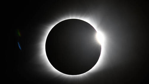 L'éclipse solaire commence au-dessus de l'Arctique