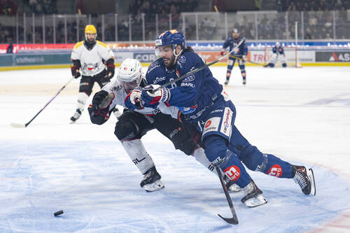 Willy Riedi (ZSC), rechts, kaempft um den Puck mit Fabian Heldner (LHC)bei dem Spiel der Eishockey National League zwischen den ZSC Lions und dem Lausanne HC am Samstag, 3. Oktober 2026 in der Swiss Life Arena in Zuerich. (KEYSTONE/Claudio Thoma)