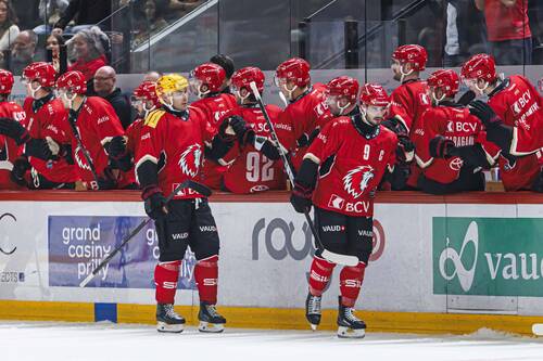Damien Riat (LHC), droite, celebre apres avoir marque lors de la rencontre de hockey sur glace de National League entre le Lausanne HC et le HC Ambri-Piotta ce samedi 19 septembre 2026 a Vaudoise Arena, Lausanne VD. (KEYSTONE/Valentin Flauraud)