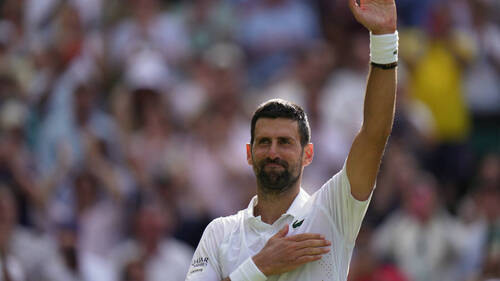 Novak Djokovic bat le record de Federer et file en quarts
