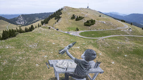 Une oeuvre monumentale de Saype au Chasseral (BE) pour rêver
