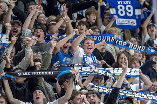Die Fans bejubeln den Treffer zum 2:1 im Eishockey Meisterschaftsspiel der National League zwischen dem HC Fribourg-Gotteron und dem Lausanne HC, am Freitag 21. November 2025 in der BCF-Arena in Freiburg.(KEYSTONE/Til Buergy)