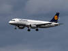 Lufthansa: perte divisée par trois en 2021, inquiète de la guerre