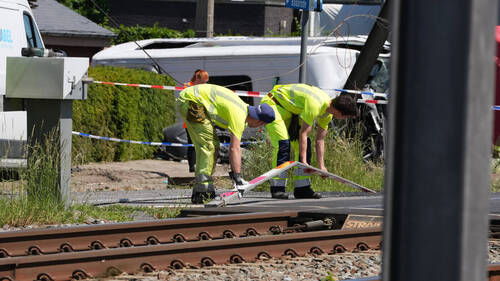 Un car scolaire percuté par un train en Belgique: quatre morts