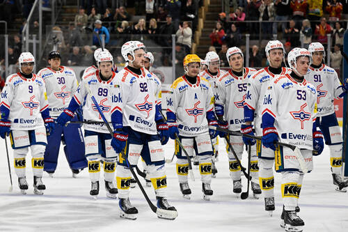 Klotens Spiler verlassen enttaeuscht das Eis beim Eishockey-Qualifikationsspiel der National League, zwischen den SCL Tigers und dem EHC Kloten, am Freitag, 3. Oktober 2026, in der Emmental Versicherung Arena in Langnau.(KEYSTONE/Marcel Bieri)