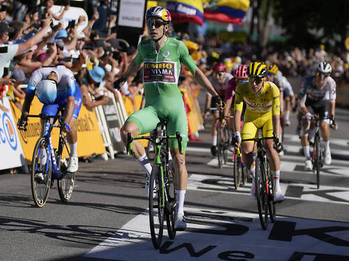 Tour: Wout van Aert intraitable sur les hauteur de la Pontaise