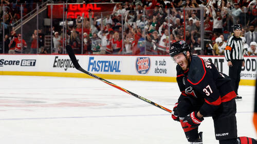 Deux pucks de Coupe Stanley pour les Hurricanes