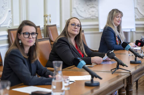La presidente du Conseil d'Etat genevois Anne Hiltpold, gauche, Carole-Anne Kast, centre, conseillere d'Etat genevoise, Monica Bonfanti, droite, commandante de la police genevoise, s'expriment sur les decisions du jour en lien avec le sommet du G7 a Evian (France), lors d'un point presse du Conseil d'Etat consecutif a sa seance hebdomadaire, ce mercredi 3 juin 2026 a Geneve. (KEYSTONE/Martial Trezzini)